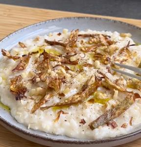 RISOTTO CON CREMA DI GORGONZOLA GRAN RISERVA LEONARDI IGOR, CHIPS DI CARCIOFI E NOCI